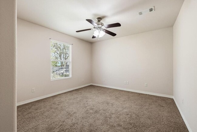 Building Photo - Step into comfort and modern convenience with this charming 3-bedroom, 2-bathroom home in Sherman...