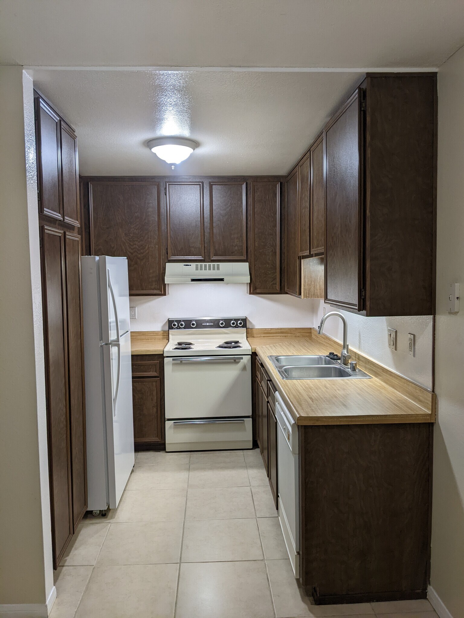 Building Photo - 12710 Lakeshore Dr