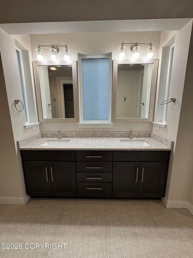Building Photo - Fully furnished ranch style in downtown Anchorage