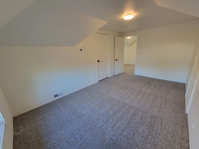 Building Photo - Don’t Miss This! Spacious 2 Bed, 2 Bath in North Portland