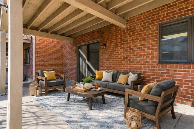 Building Photo - 107 E Winchester Rd