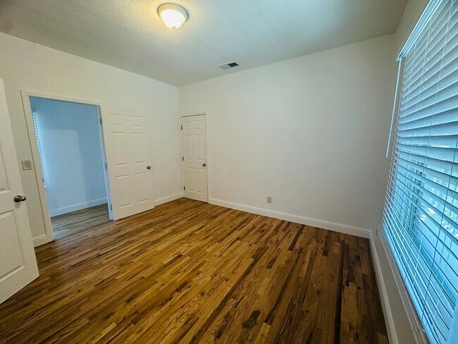 Building Photo - Come View This Perfect 2 Bedroom 1 Bath Located In the Heart of Downtown!!