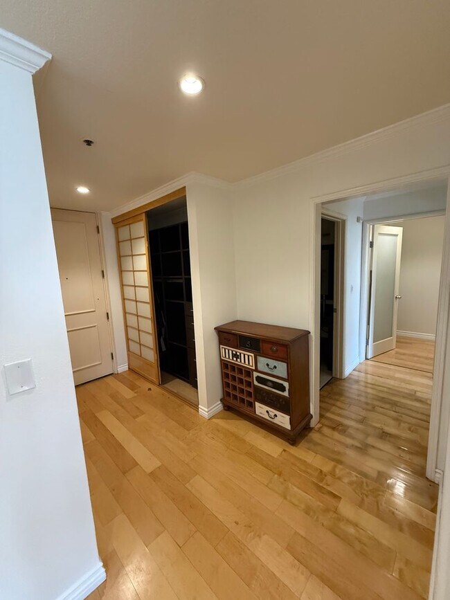 Building Photo - 2bed 2bath in Los Angeles
