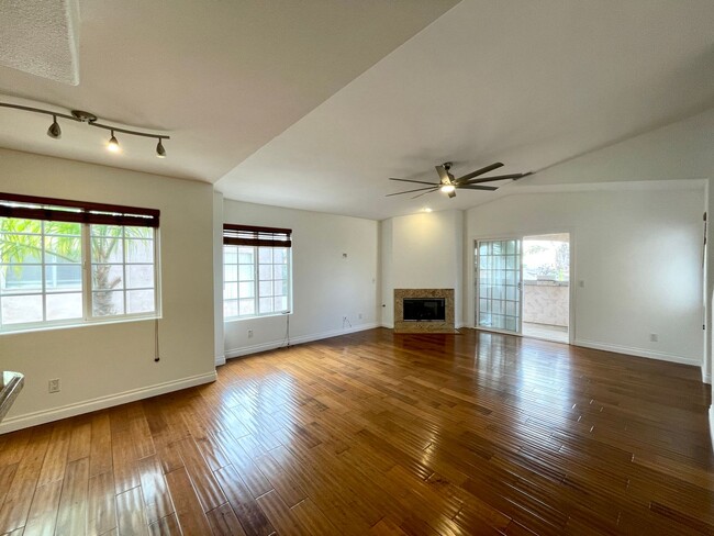 Building Photo - Beautiful 3-story, 3B/3BA in Hillcrest!