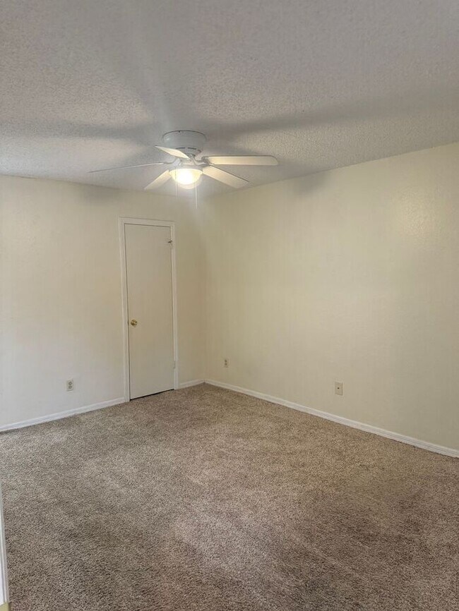 Building Photo - Beautifully remodeled 2/2 condo in Tradewinds, Metrowest!