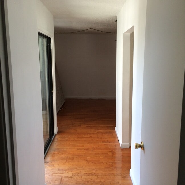 Building Photo - 1622 Shaker Cir