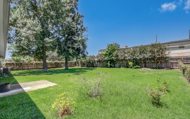Building Photo - 1417 Longhorn Dr