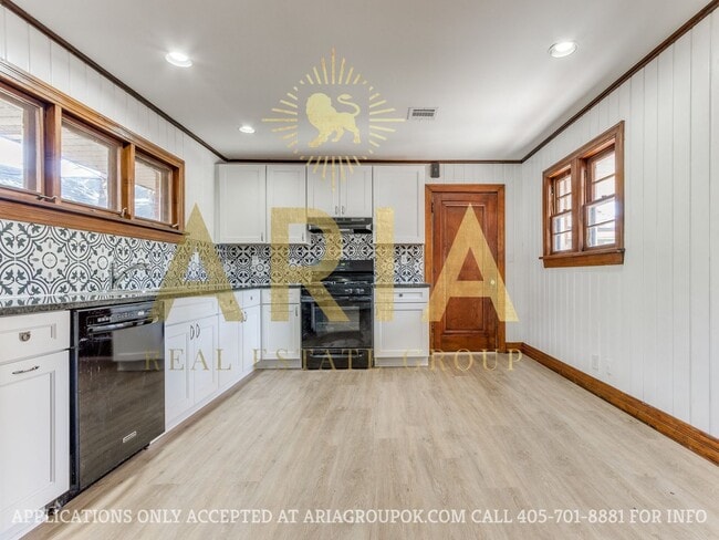 Building Photo - *COMING SOON!* UPDATED 3 BED/2 BATH DUPLEX...
