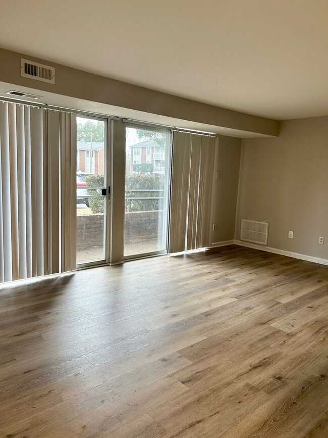 Building Photo - University Area Condo, 2 bd, 2bth