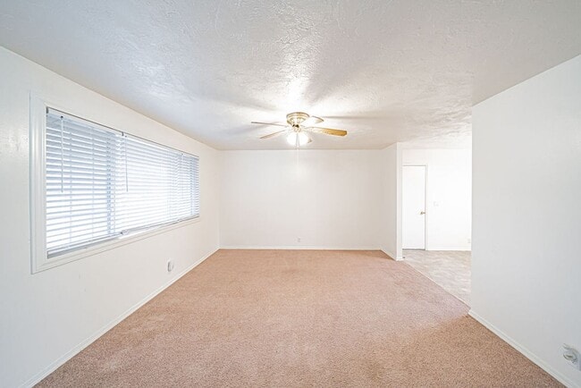 Building Photo - Spacious and recently updated, this 6-bedroom, 3-bathroom home in Ammon