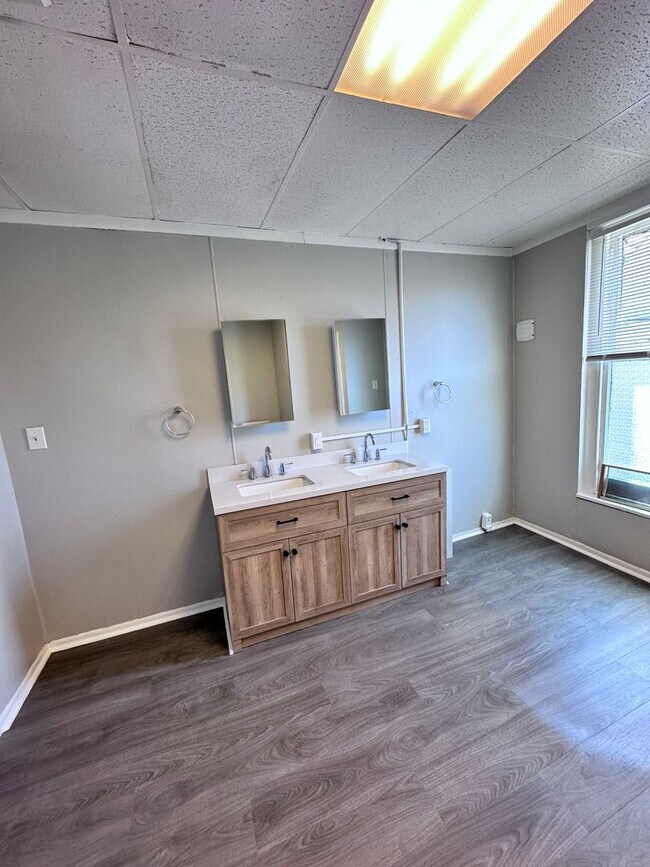 Building Photo - 2 W Stiegel Street