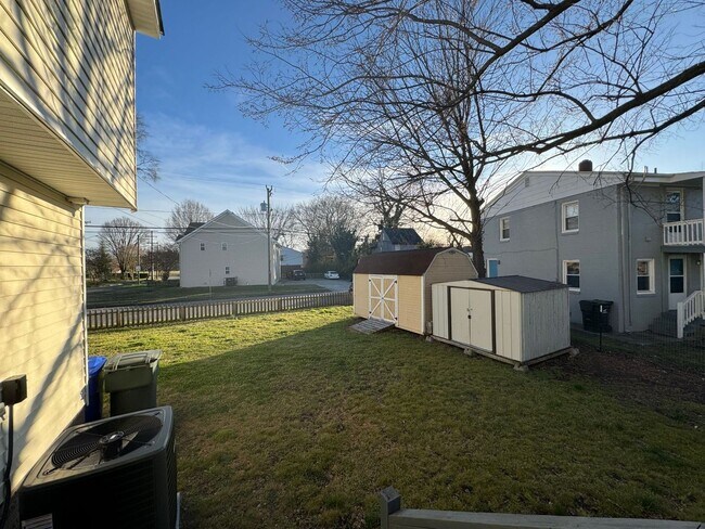 Building Photo - Welcome to this charming and spacious home!