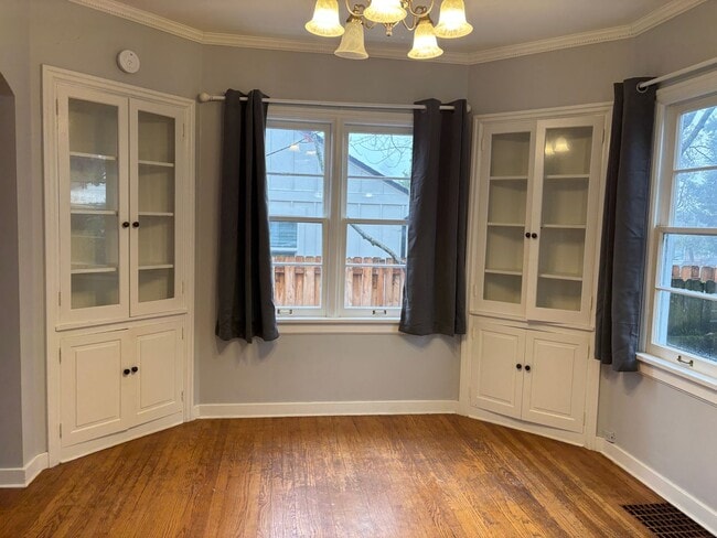 Building Photo - 3 Bedroom on large lot