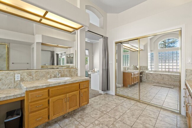 Building Photo - CLEAN 3 BEDROOM / 2 BATHROOM IN SEVEN OAK!...