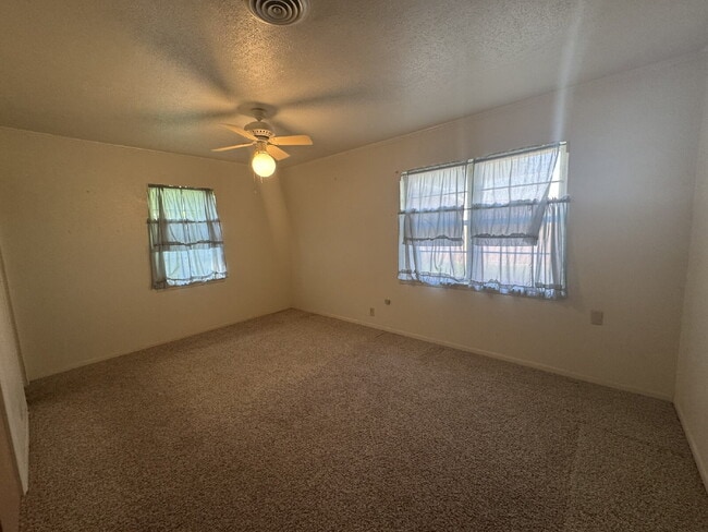 Building Photo - 3 bedroom 2 bath over 2000 sq ft, one bloc...