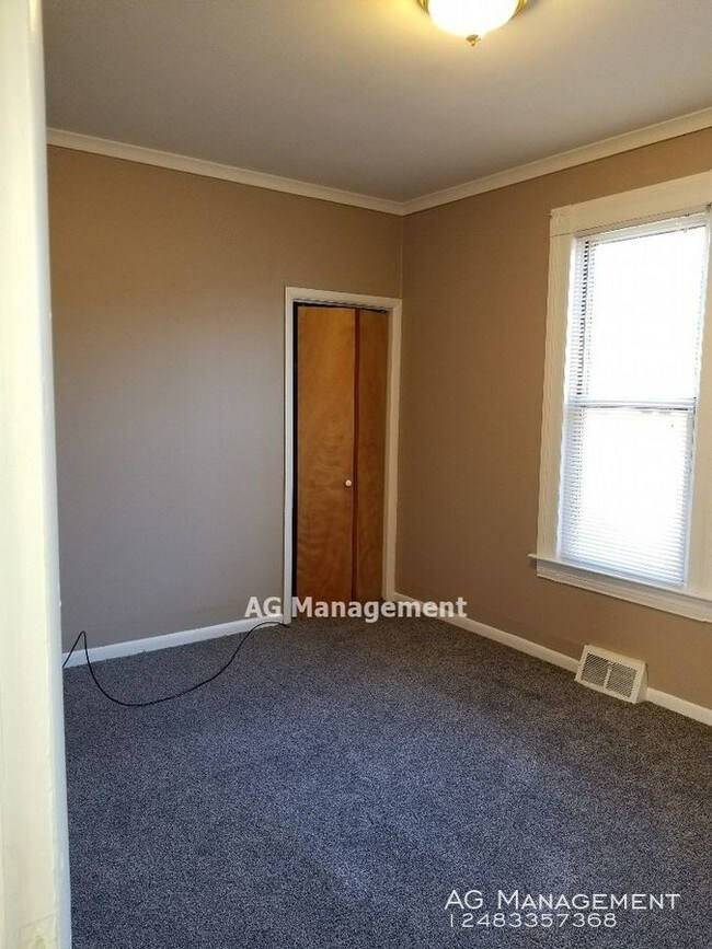 Building Photo - 22 Elwood St. - Pontiac 3Bed/1Bath