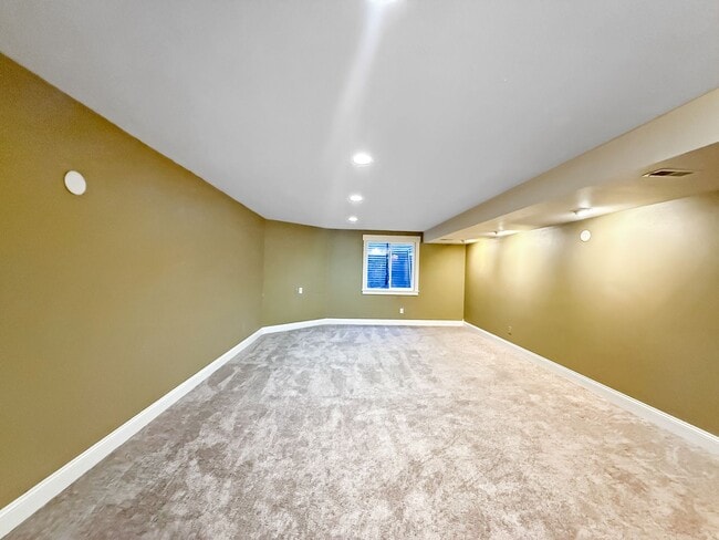 Building Photo - $0 DEPOSIT OPTION. CHARMING TWO-STORY TOWNHOUSE WITH FINISHED BASEMENT, GARAGE, AND HOA AMENITIES...