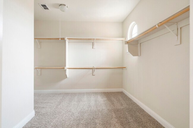 Building Photo - 2640 Venice Dr