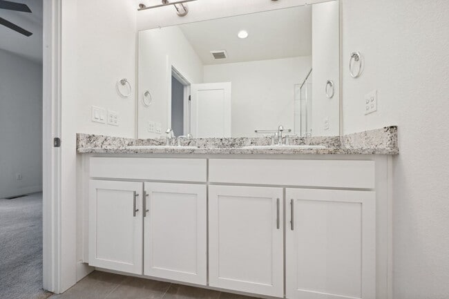 Building Photo - Great Townhome, Perfect Location! License #2023-BFN-0071747