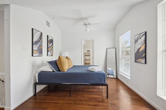 Building Photo - 1105 Tulane St