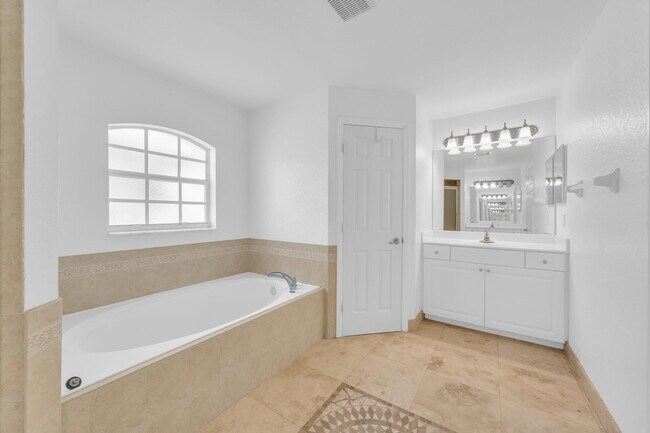 Building Photo - 729 SW Sardinia Ave