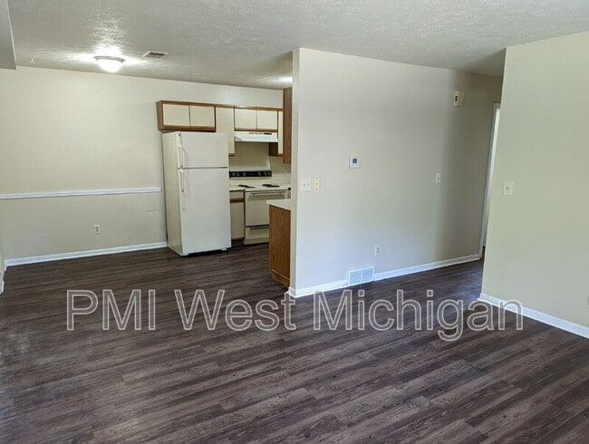 Building Photo - 6087 In the Pines Dr SE