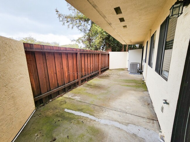 Building Photo - Beautiful 2 bed / 2 bath / 1,100 sqft Cond...