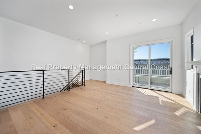 Building Photo - AVAILABLE JULY - Executive Townhome in Avi...