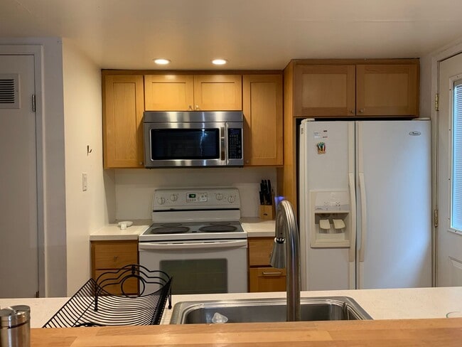 Building Photo - Townhouse available
