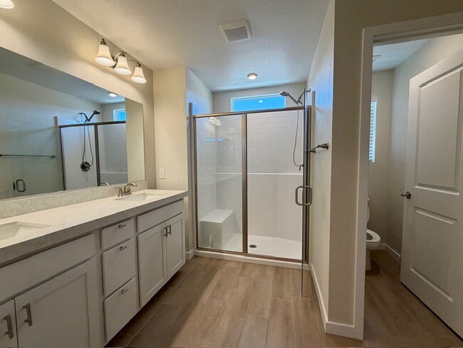 Building Photo - GORGEOUS 4 BED 3 BATH 2 CAR GARAGE SINGLE FAMILY HOME W/ LOFT, VAULTED ENTRYWAY, BACKYARD, AND BE...