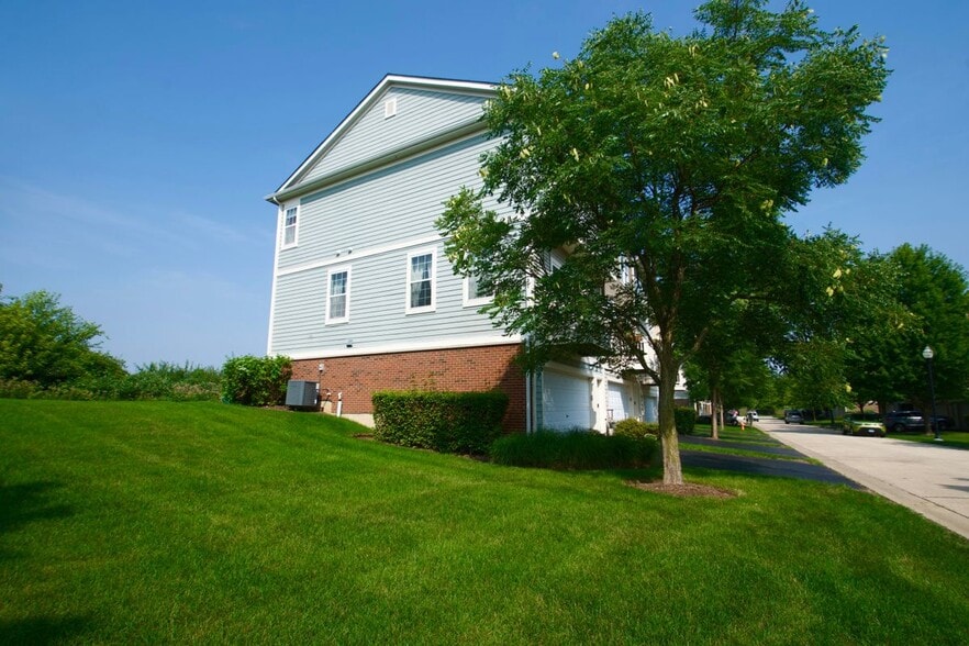 Building Photo - 3128 Valley Falls St