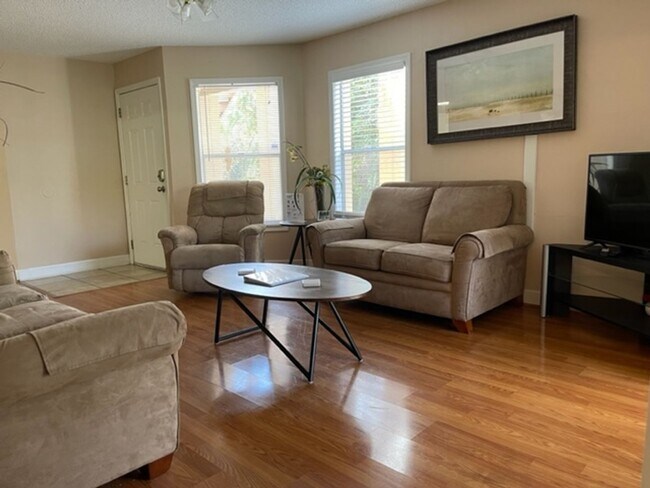 Building Photo - 8836 Coral Palms Ct