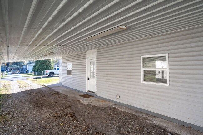 Building Photo - 276 S Center St