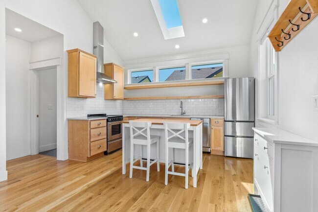 Building Photo - 4030 SE 62nd Ave
