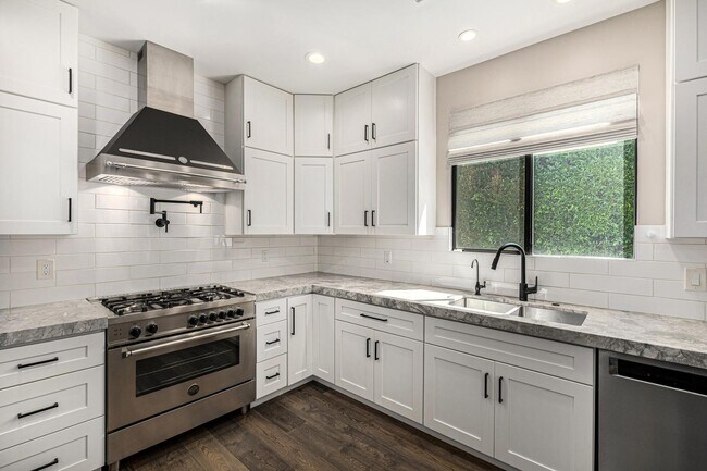 Building Photo - 3821 E Devonshire Ave