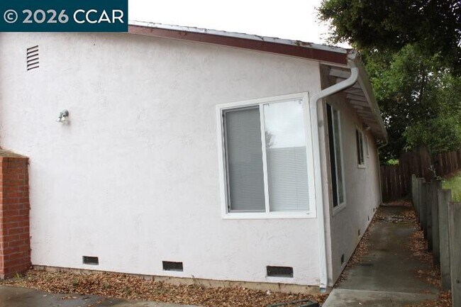 Building Photo - 2152 Blue Jay Cir