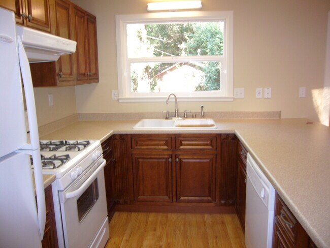 Building Photo - Private One + Bedroom Hilltop Home, Washer/Dryer & Storage