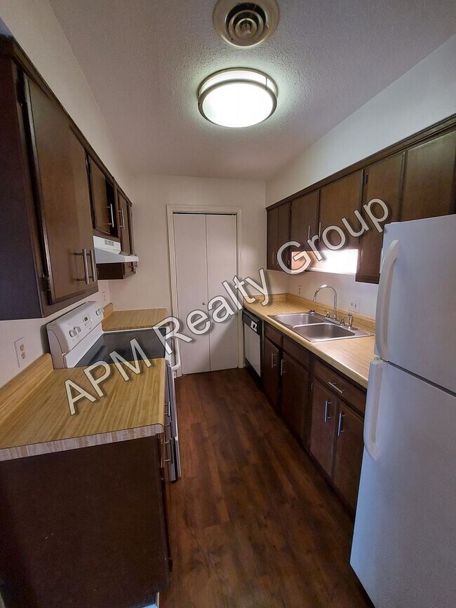 Building Photo - Rosewood condo