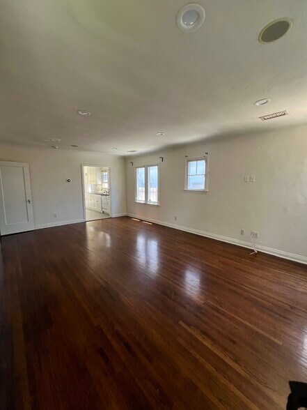 Building Photo - 1152 N Sycamore Ave
