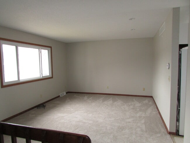 Building Photo - 3 BEDROOM | 2 BATH | GARAGE | SPACIOUS | SOUTH