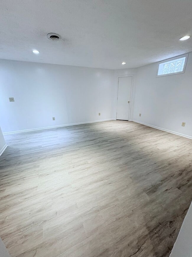 Building Photo - 4BR w/ Deck Near Blacklick Woods