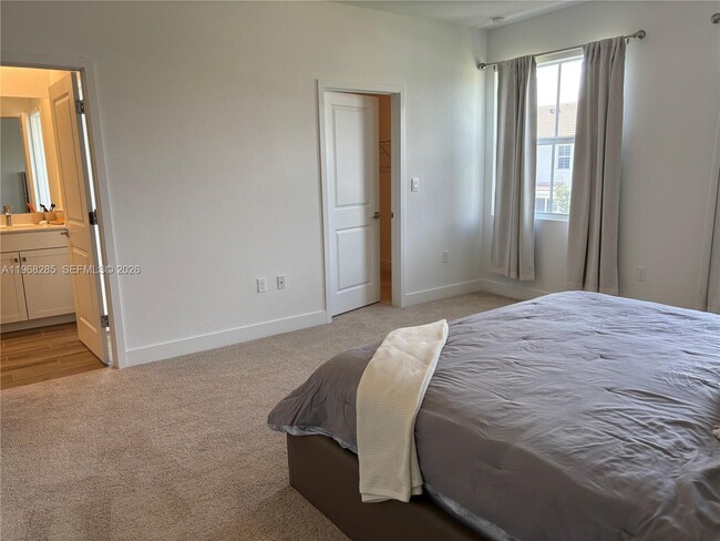 Building Photo - 146 SW 170th Ave