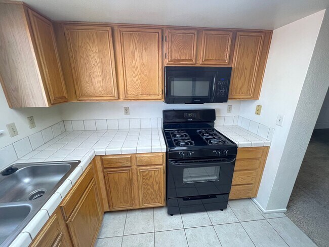 Building Photo - Spacious 2 bedroom 2nd floor unit