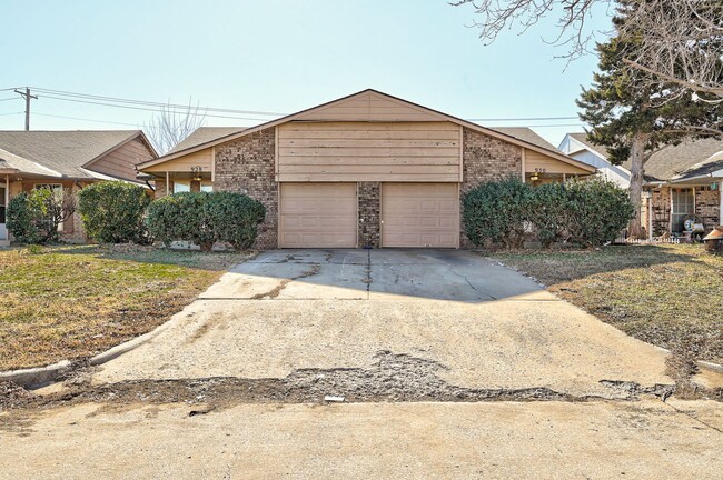 Building Photo - 924 SW 97th St Duplex