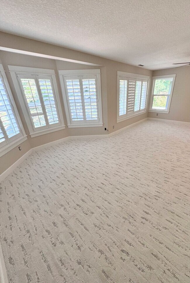 Building Photo - Beautiful West Linn 4 Bedroom Home - An En...