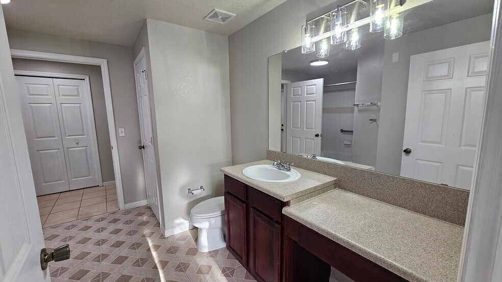 Building Photo - 2801 Chancellorsville Dr