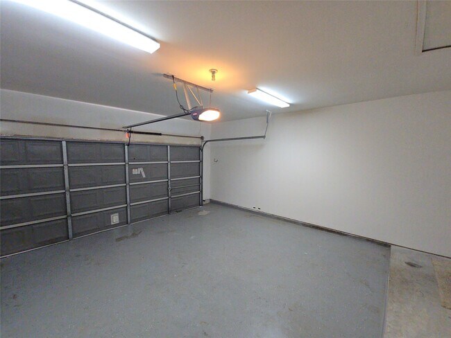 Building Photo - 16014 Peach Bluff Ln