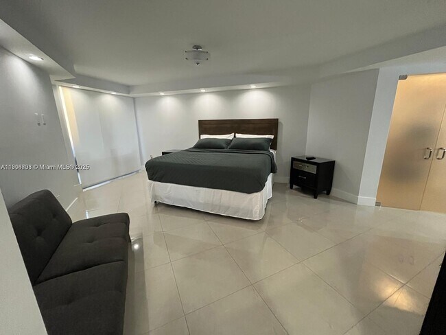 Building Photo - 1700 NW N River Dr