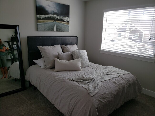 Building Photo - 4 Bedroom/2.5 Bathroom Townhome in Riverton