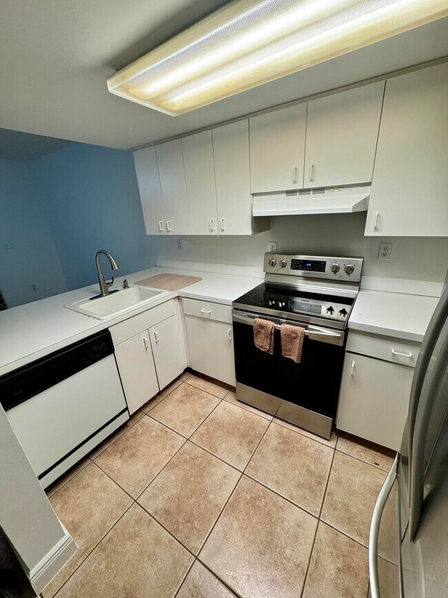 Building Photo - 9189 Fontainebleau Blvd